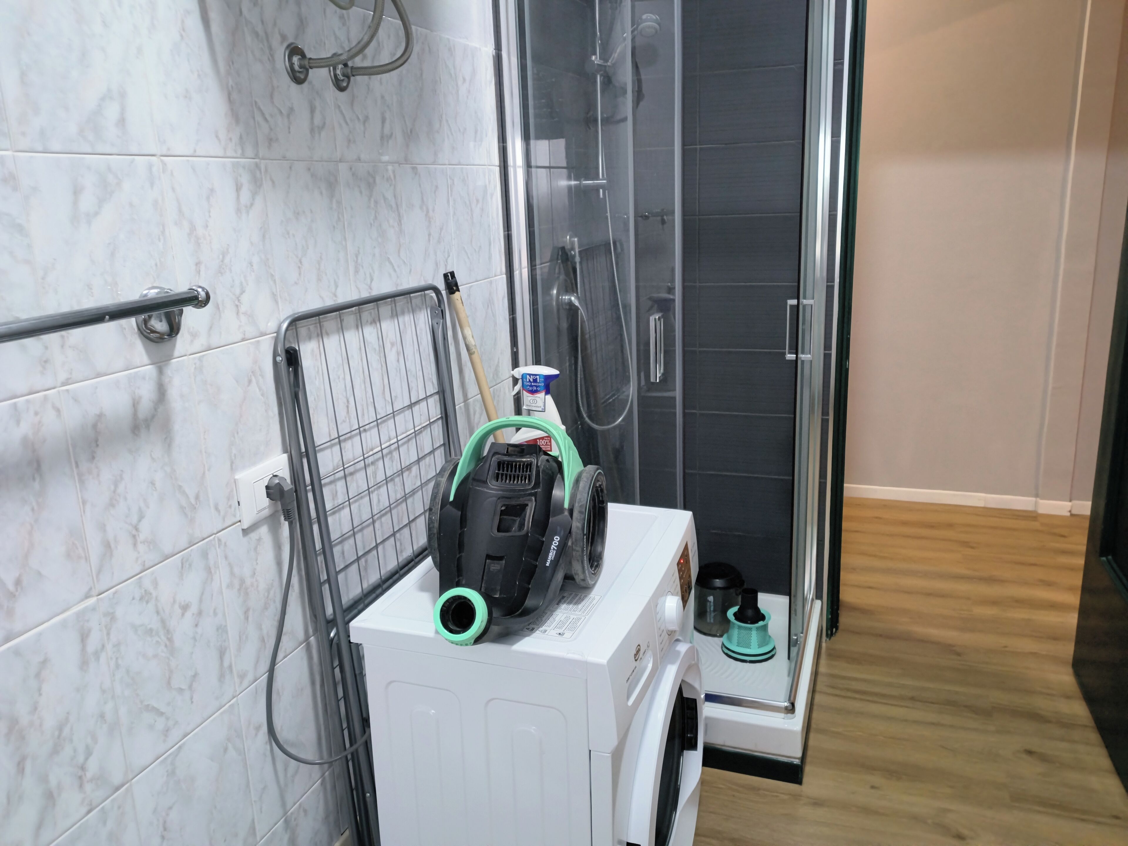Douche, sèche-cheveux, bidet, serviettes fournies