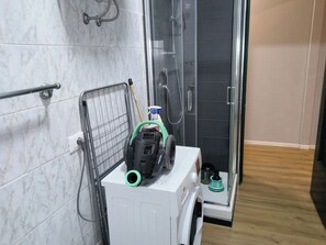 Douche, séchoir à cheveux, bidet, serviettes fournies