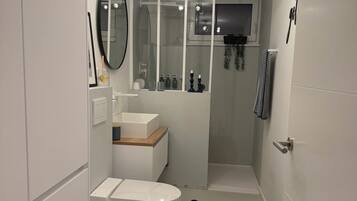 Dusche, Haartrockner, Bidet, Handtücher