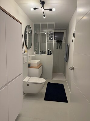 Dusche, Haartrockner, Bidet, Handtücher