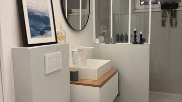 Dusche, Haartrockner, Bidet, Handtücher