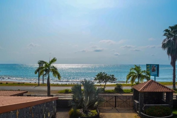 Playa en los alrededores y playa de arena blanca