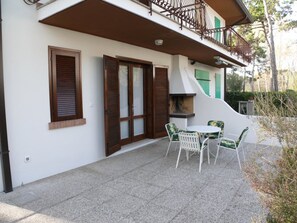 Outdoor dining - Townhouse with private fenced garden (Bibione)