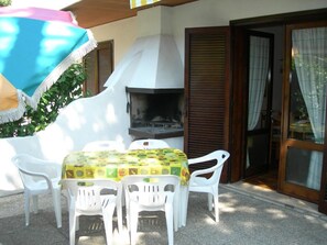 Outdoor dining - Townhouse with enclosed private garden (Bibione)