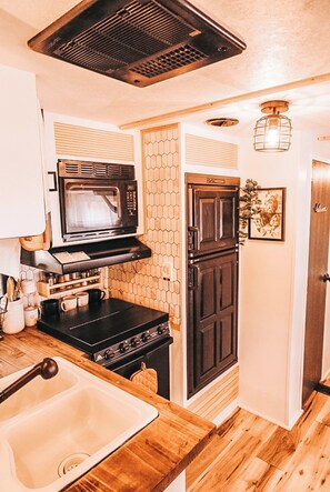 Private kitchen - Boho Farmhouse Camper with AC in Harpers Ferry (Harpers Ferry)