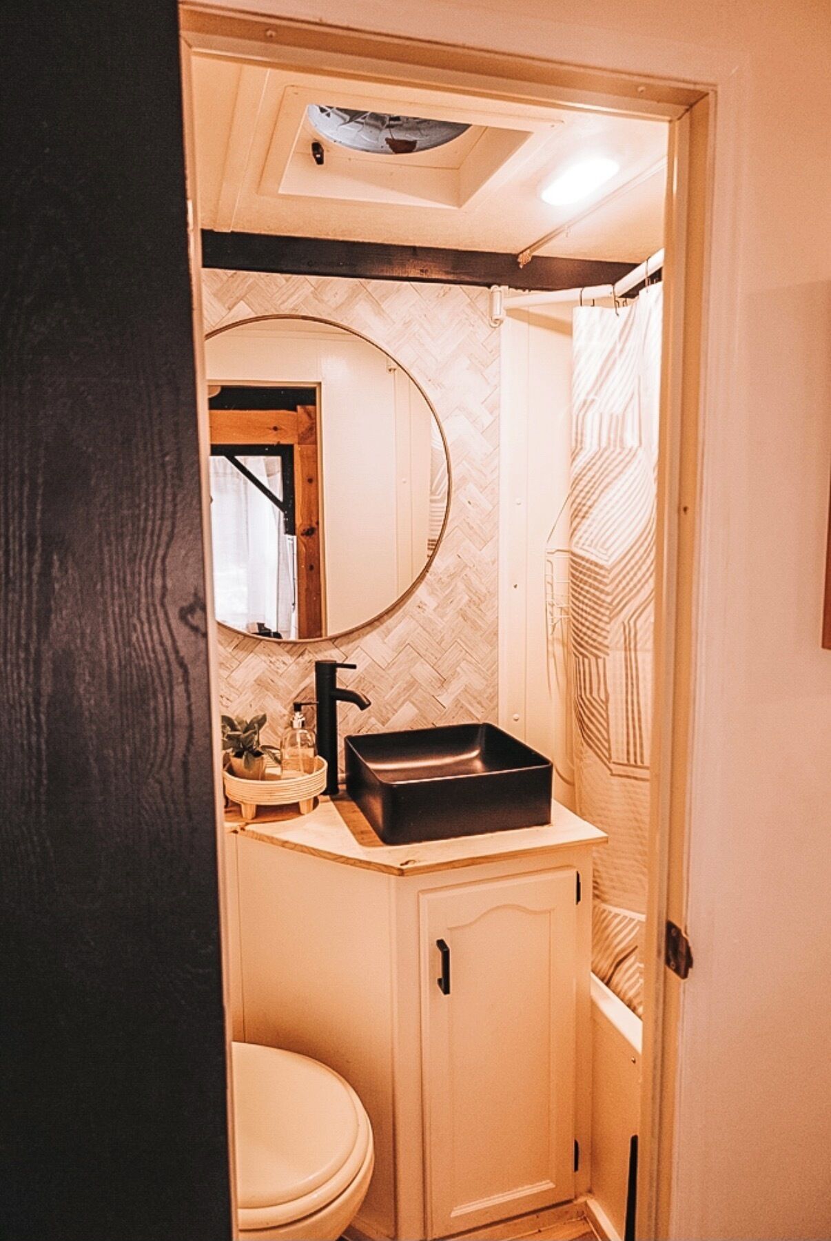 Haartrockner, Handtücher, Seife, Toilettenpapier