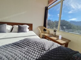 Espacio para trabajar con laptop y wifi gratis 