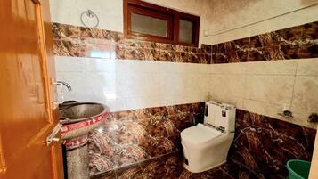 Combined shower/bathtub, towels, soap, shampoo