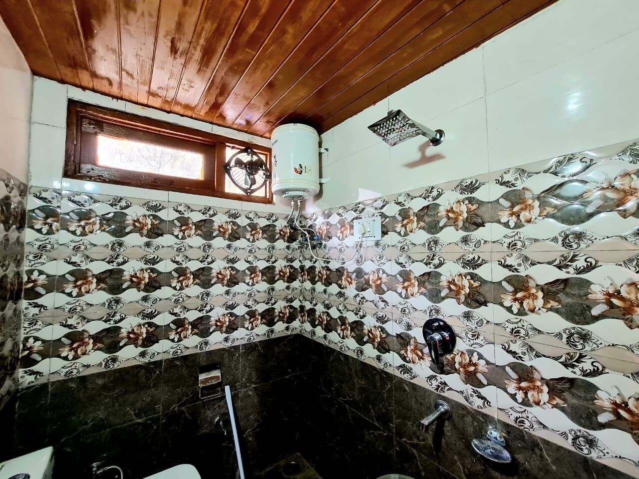Combined shower/bathtub, towels, soap, shampoo