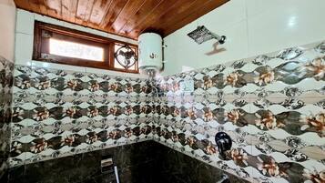 Combined shower/bathtub, towels, soap, shampoo
