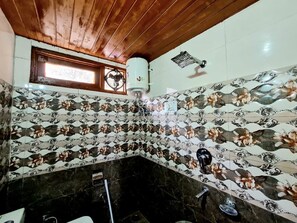 Combined shower/bathtub, towels, soap, shampoo - Narkanda Heights (Shimla)