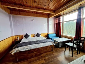 Laptop workspace, free WiFi - Narkanda Heights (Shimla)