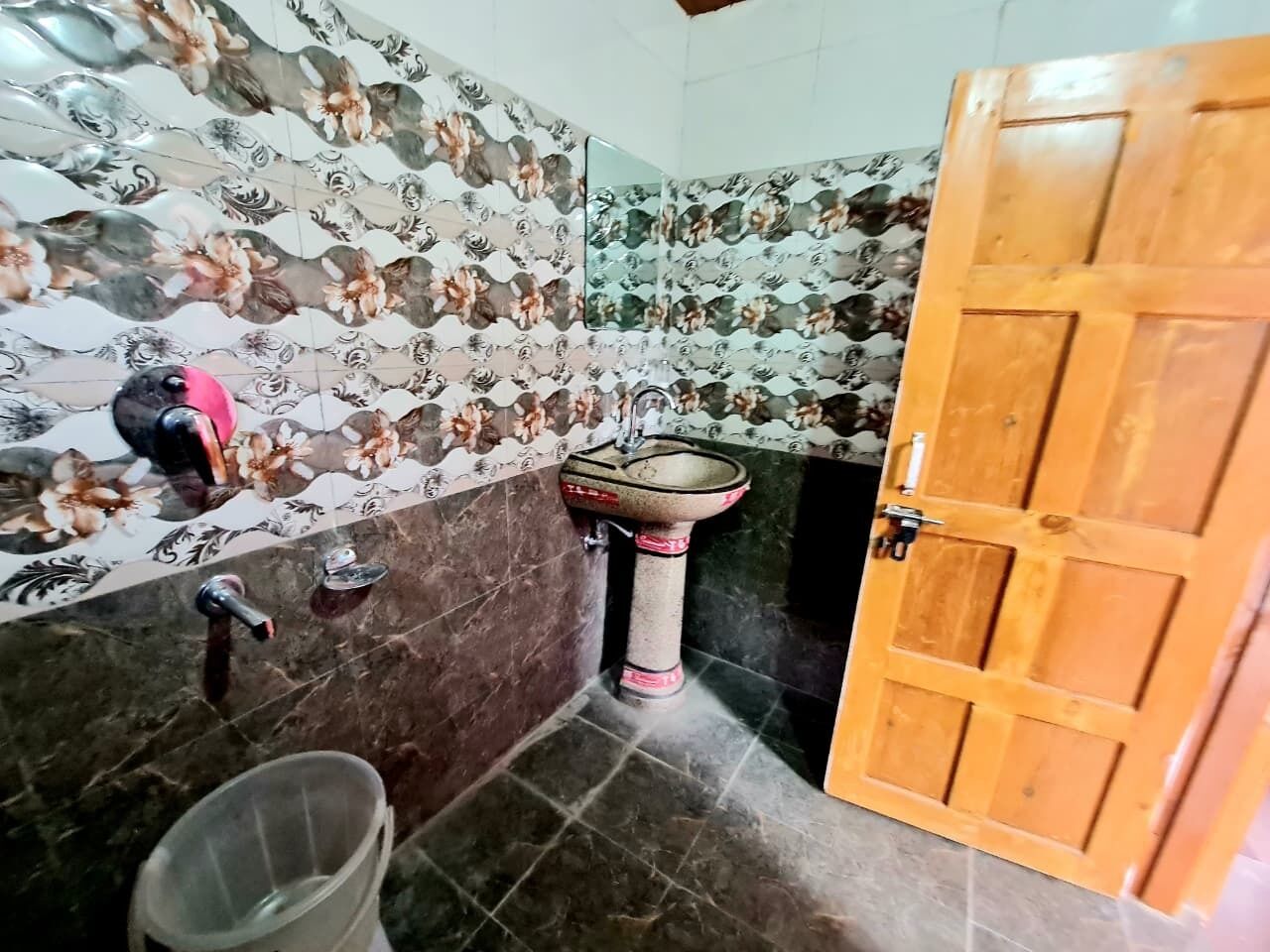 Combined shower/bathtub, towels, soap, shampoo
