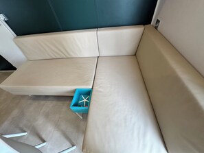 Deluxe-talo, 2 makuuhuonetta, patio, uima-altaan luona | Oleskelualue | 32–tuumainen taulutelevisio, jossa digitaalikanavat