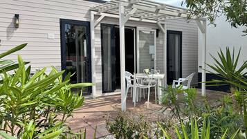 Casa Deluxe, 2 habitaciones, patio, junto a la piscina | Restaurante al aire libre