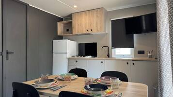 Comfort-Haus, 2 Schlafzimmer, Küche, Blick auf den Innenhof | Speisen