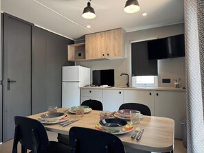 Comfort-talo, 2 makuuhuonetta, keittiö, näköala pihalle | Ruokailu
