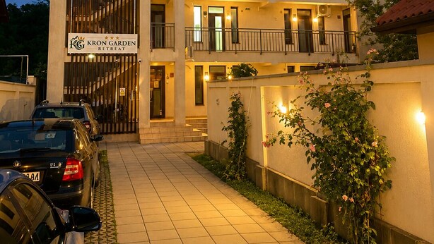 Un edificio de varios pisos con entrada protegida por una verja, balcones y un letrero que indica un centro de retiro.