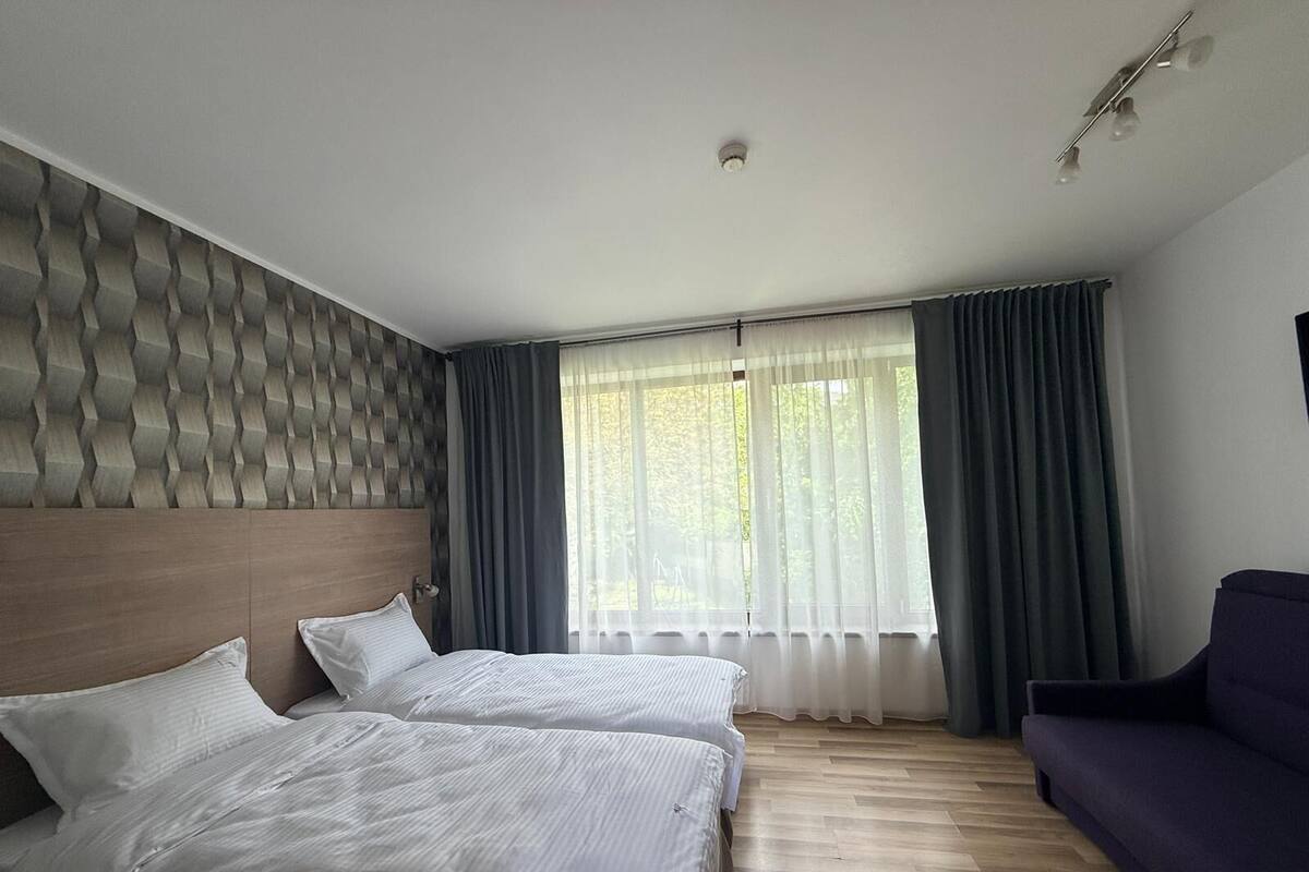 Quarto casal superior, vista para o jardim | Escrivaninha, espaço de trabalho para notebook, Wi-Fi de cortesia