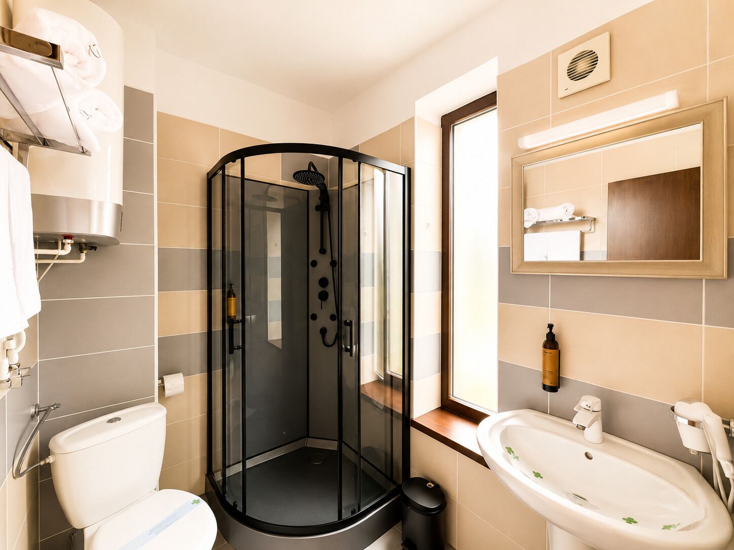 Habitación Premium doble, vistas al jardín | Baño | Ducha, cabezal de ducha con hidromasaje, secador de pelo y toallas