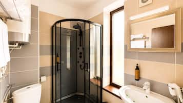 Habitación Premium doble, vistas al jardín | Baño | Ducha, cabezal de ducha con hidromasaje, secador de pelo y toallas