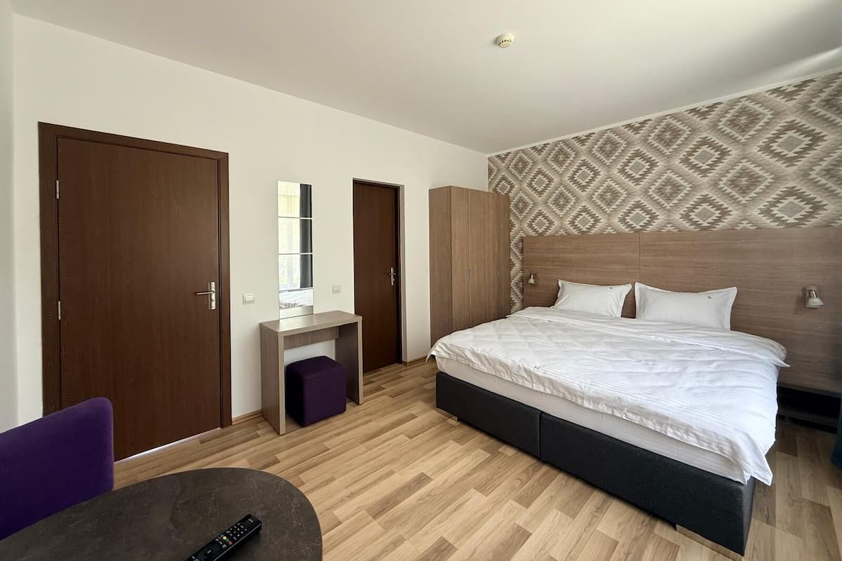 Quarto casal standard, vista para o jardim | Escrivaninha, espaço de trabalho para notebook, Wi-Fi de cortesia