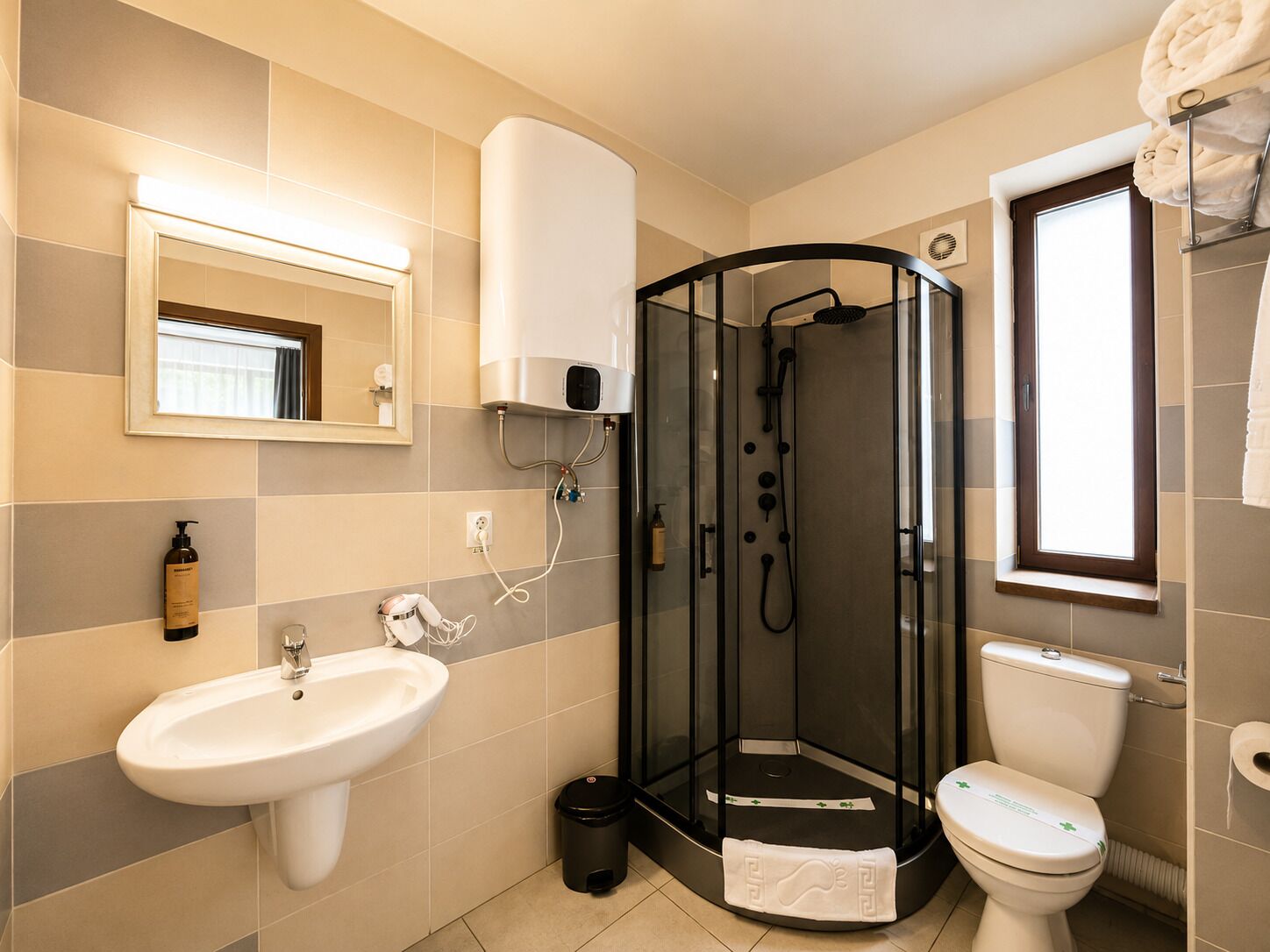 Quarto casal standard, vista para o jardim | Banheiro | Chuveiro, ducha de hidromassagem, secador de cabelo, toalhas de banho