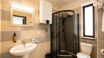 Quarto casal standard, vista para o jardim | Banheiro | Chuveiro, ducha de hidromassagem, secador de cabelo, toalhas de banho