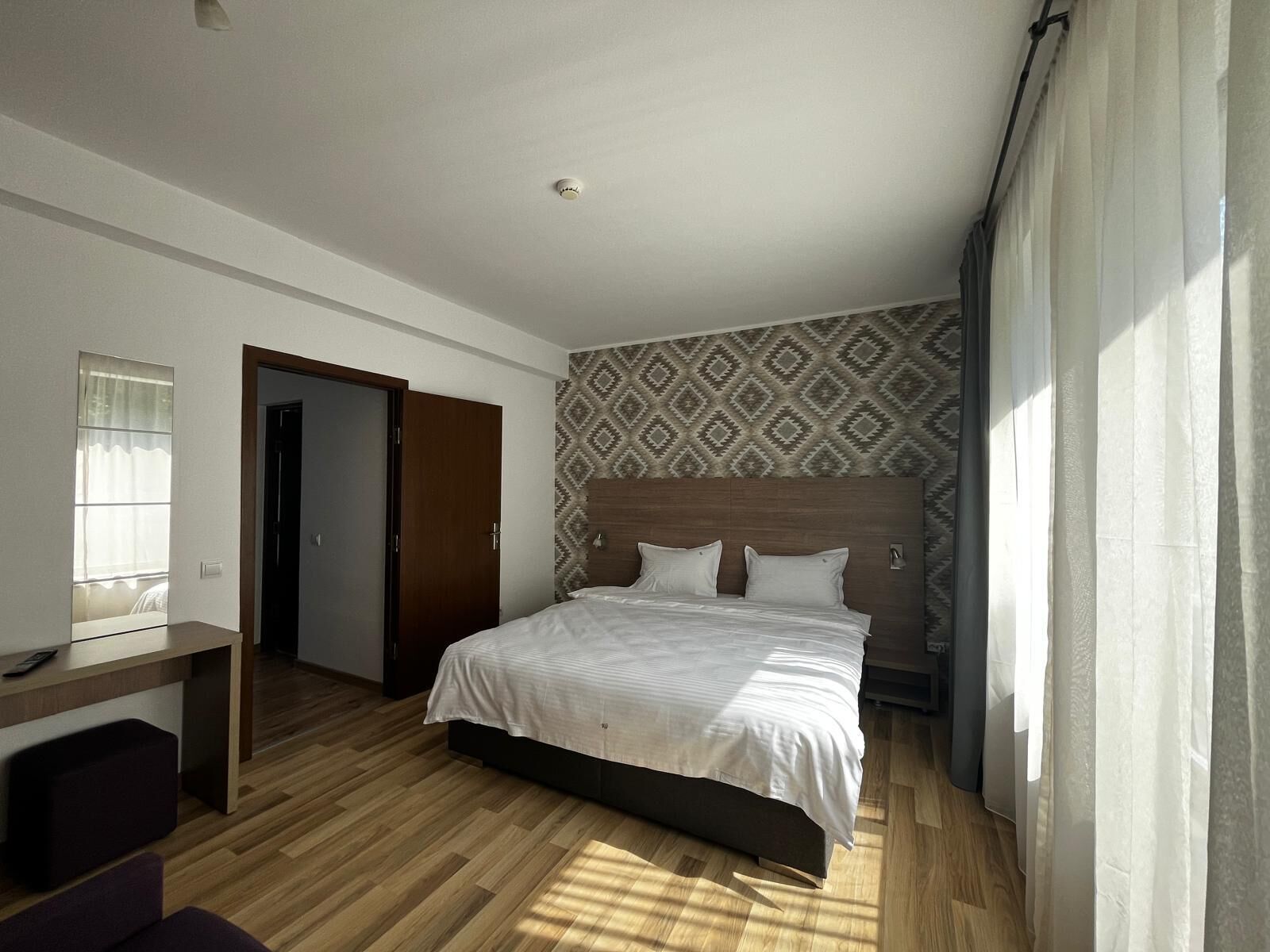 Quarto casal superior, 1 cama King e sofá-cama, vista para o jardim | Escrivaninha, espaço de trabalho para notebook, Wi-Fi de cortesia