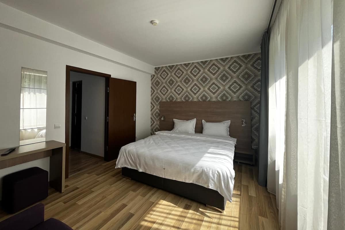 Chambre Double Supérieure, 1 très grand lit et 1 canapé-lit, vue jardin | Wi-Fi gratuit, draps fournis