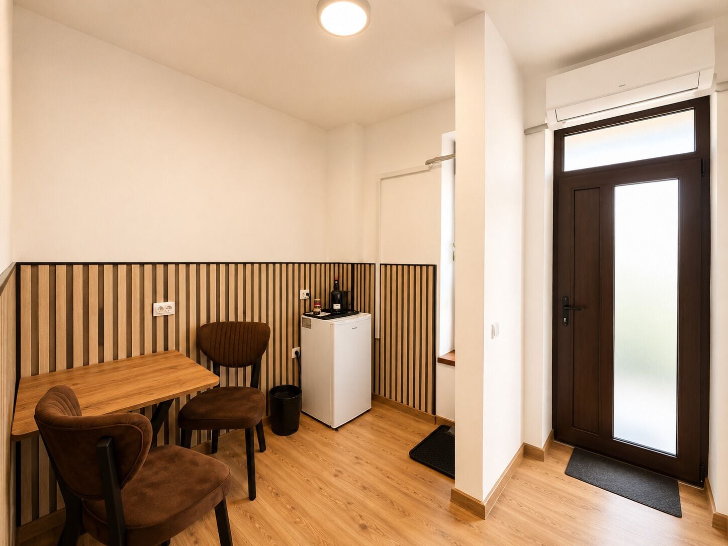 Quarto casal superior, vista para o jardim | Opções para refeição no quarto