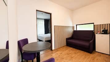 Premium Double Room, Garden View | In-room dining