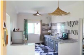 Regadera, secadora de cabello, toallas, papel de baño