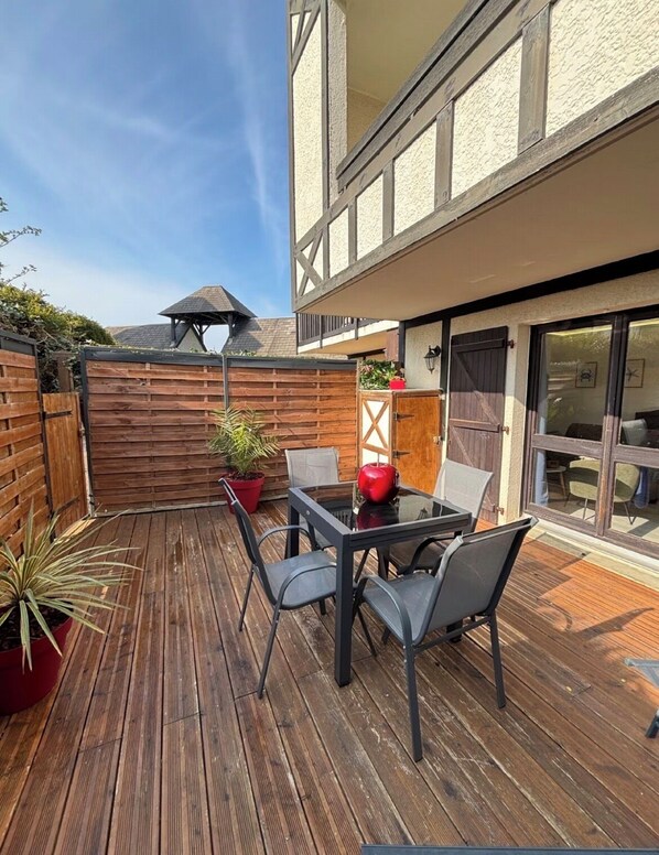 Outdoor dining - Vrbo Property (Cabourg)
