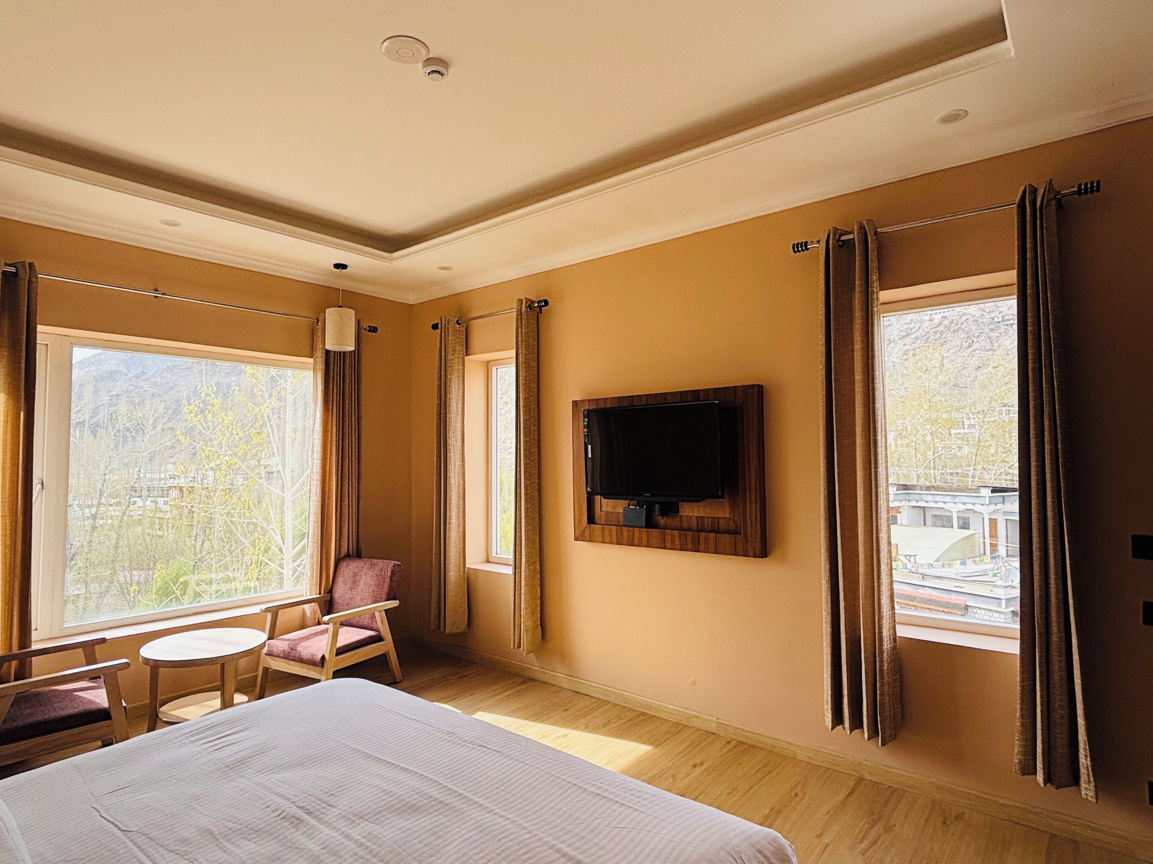 Familie suite, uitzicht op heuvels | Een kluis op de kamer, een bureau, gratis wifi