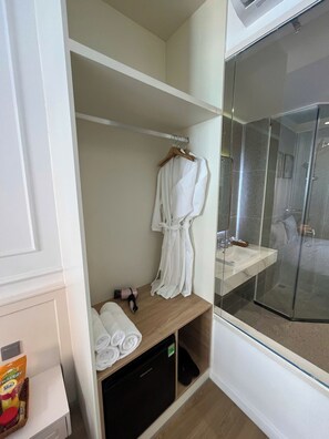 Shower, hair dryer, slippers, towels - HUB MULTI 3 HOTEL (Phu Quoc)