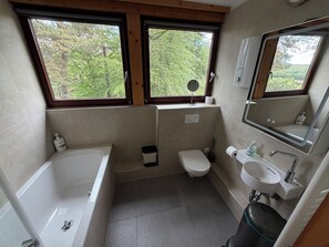 Dusche, Haartrockner, Handtücher, Seife