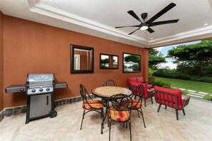 Private balcony with outdoor dining table and BBQ grill at luxury Playa Langosta condo in Tamarindo, Costa Rica. Steps from the pool and beach, perfect for al fresco meals, sunset cocktails, and entertaining family and friends together. - Ground floor Condo Steps from the Sand with Pool and Sunset Views (Playa Langosta)