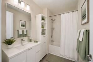 Classic-Zimmer | Badezimmer | Kostenlose Toilettenartikel, Haartrockner, Handtücher, Seife