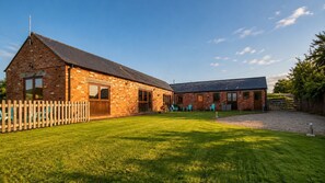 Exterior - Bramble Barn - dog friendly barn (Wotton-under-Edge)