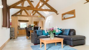 TV - Bramble Barn - dog friendly barn (Wotton-under-Edge)