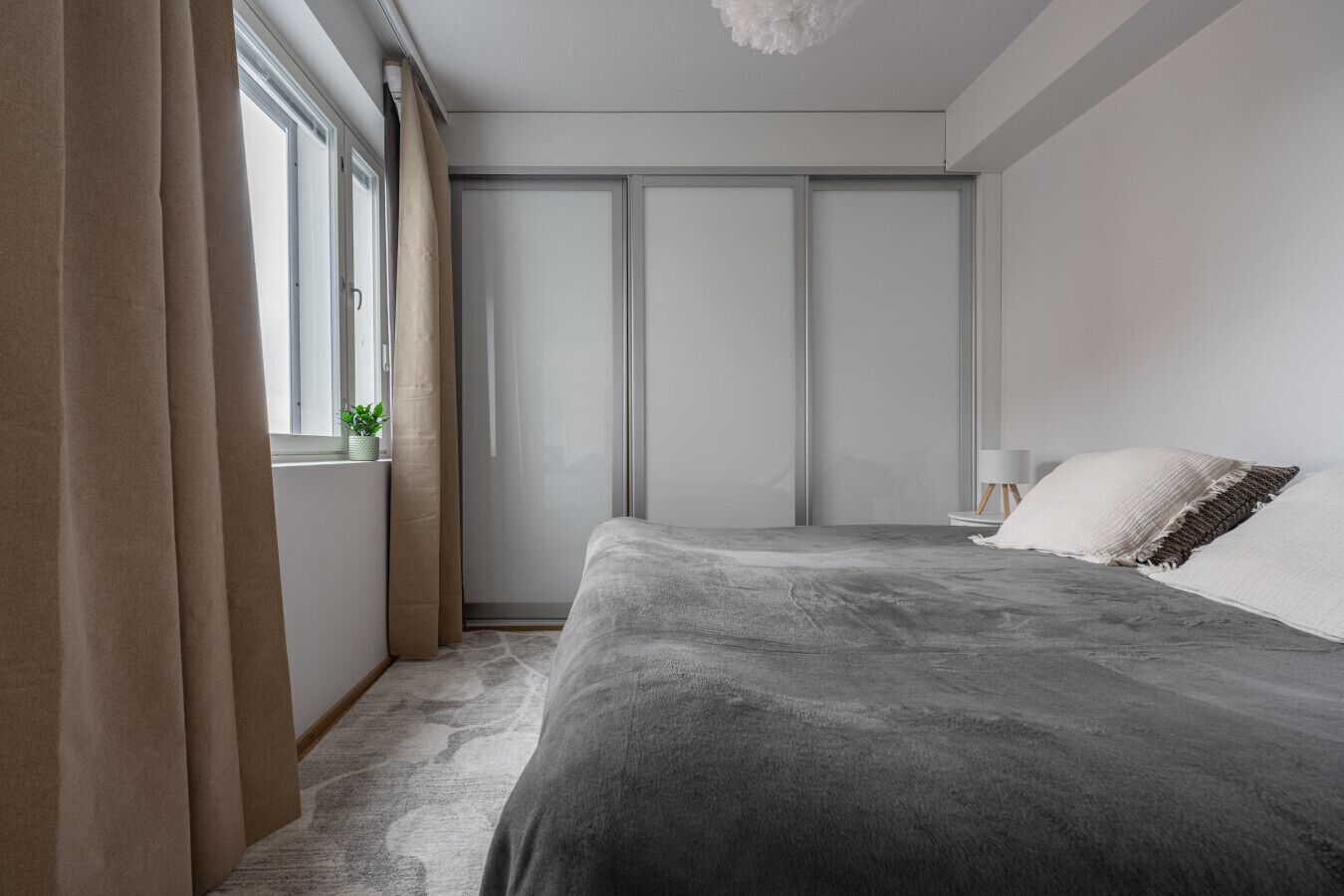 Desk, iron/ironing board, WiFi, bed sheets