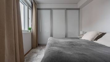 Desk, iron/ironing board, WiFi, bed sheets