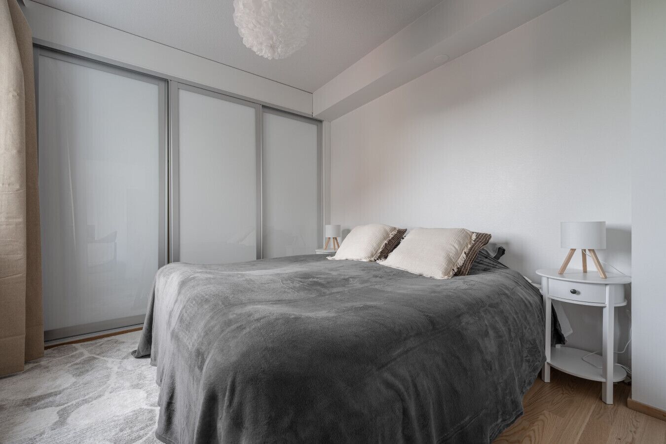 Desk, iron/ironing board, WiFi, bed sheets