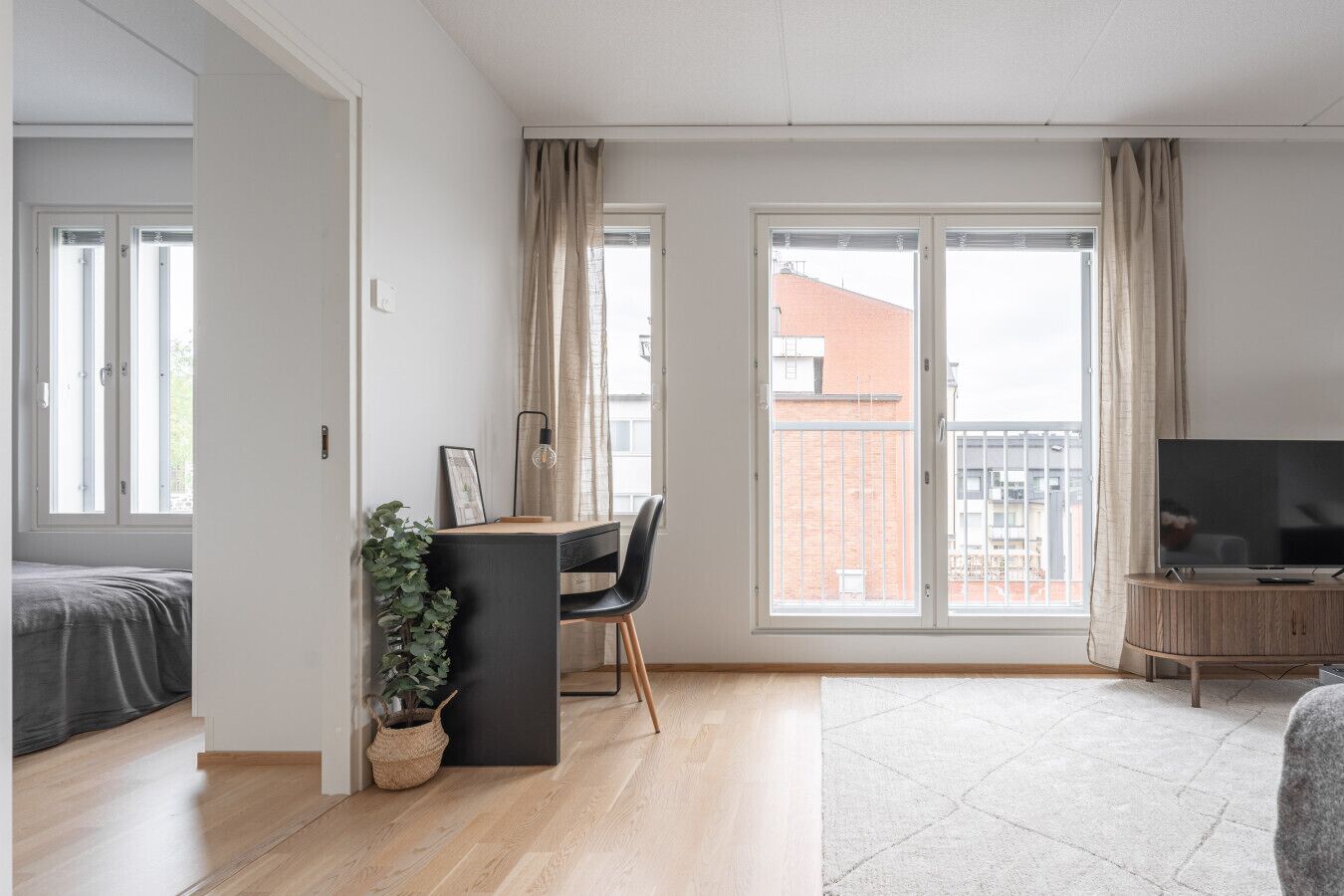 Desk, iron/ironing board, WiFi, bed sheets