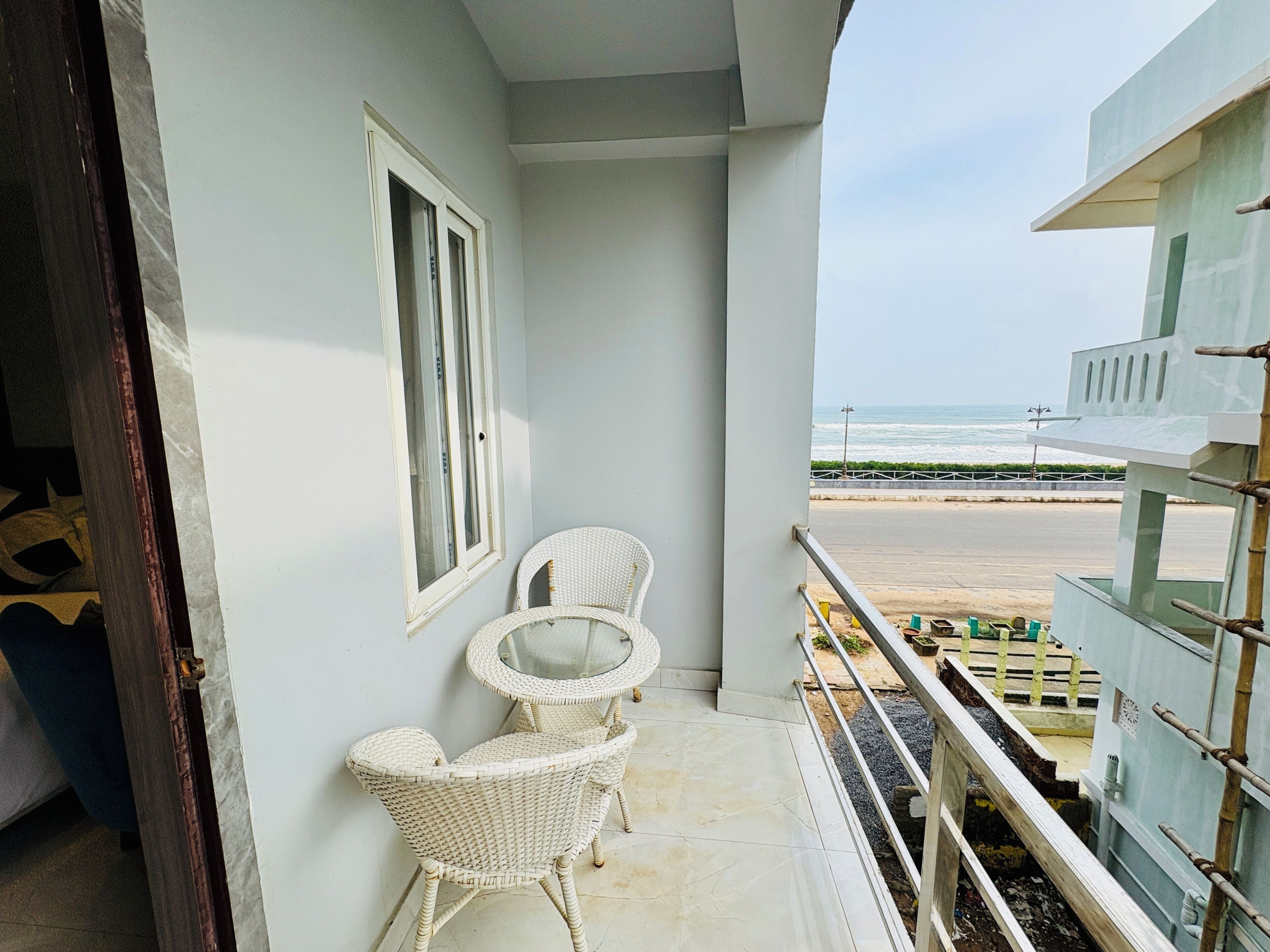 Deluxe tweepersoonskamer, balkon, gedeeltelijk uitzicht op zee | Uitzicht vanaf balkon