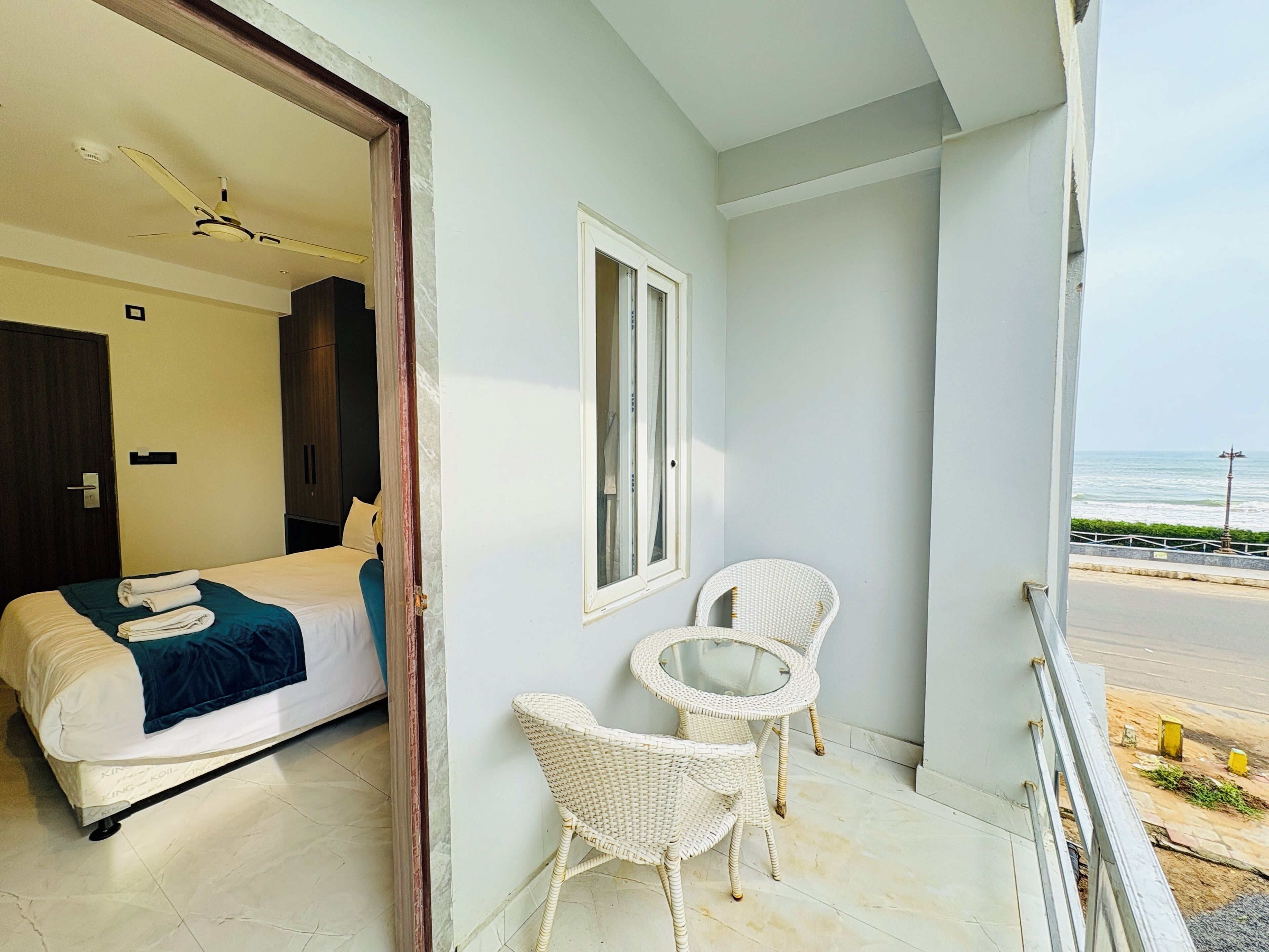 Habitación Deluxe doble, balcón, vistas parciales al mar | Balcón