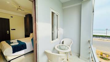 Habitación Deluxe doble, balcón, vistas parciales al mar | Balcón