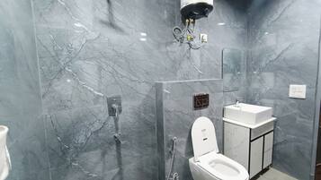Deluxe tweepersoonskamer, uitzicht op stad | Badkamer | Een douche, gratis toiletartikelen, handdoeken, zeep