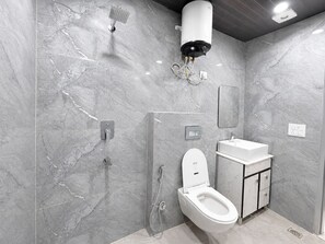 Deluxe Double Room, City View | Bathroom | Shower, free toiletries, towels, soap - Mauryan Signature Hotel NHPC Metro (Delhi)